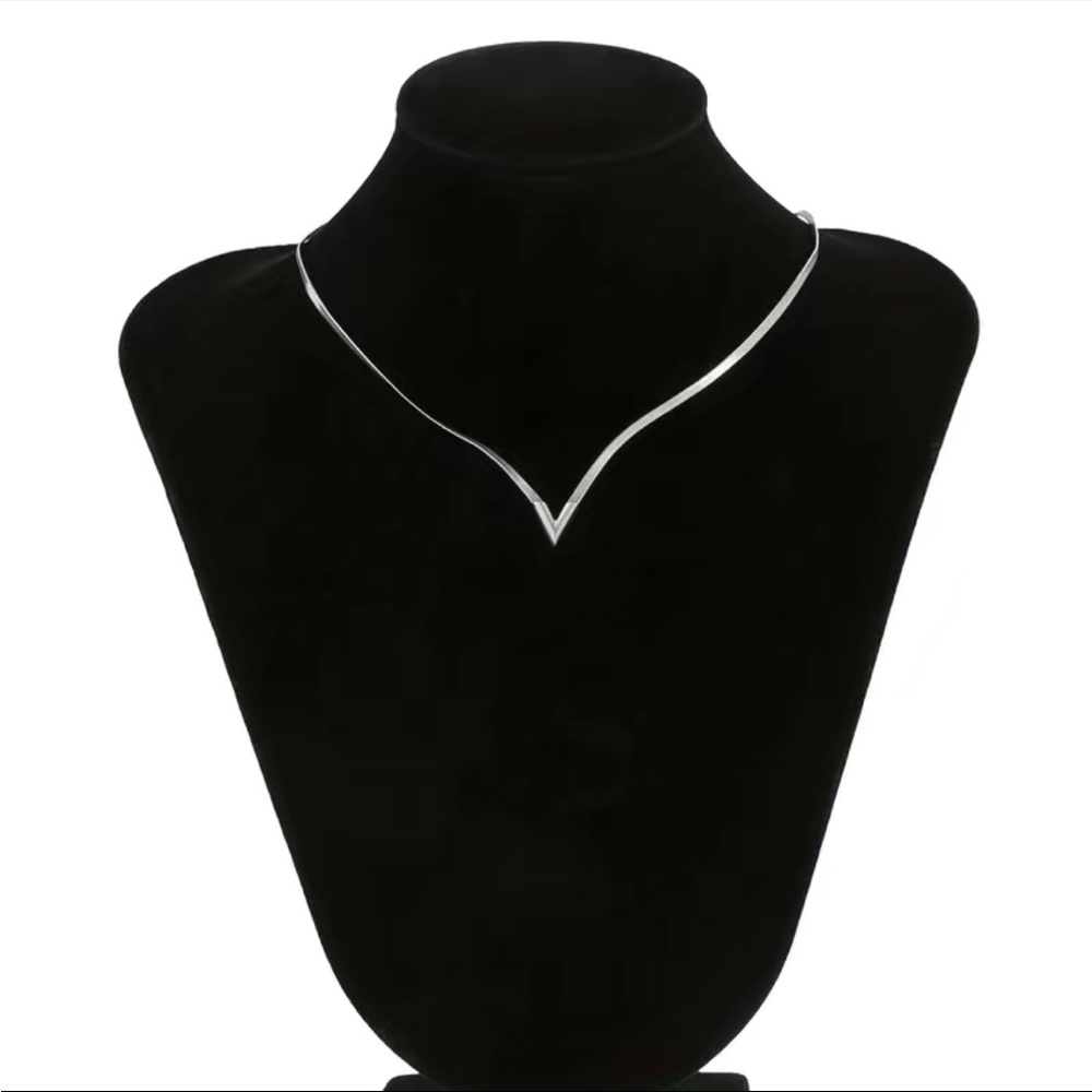 LAST ONE! Men’s - V Shaped Flat Snake Collarbone Chain herringbone Necklace Gold - Picture 7 of 9